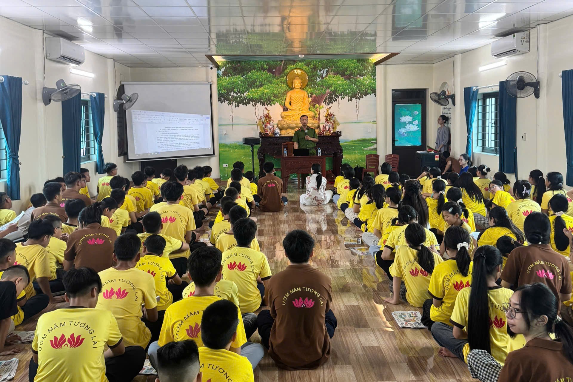 Công an xã Vĩnh Lại tuyên truyền pháp luật cho học sinh tham gia khóa tu mùa hè năm 2026